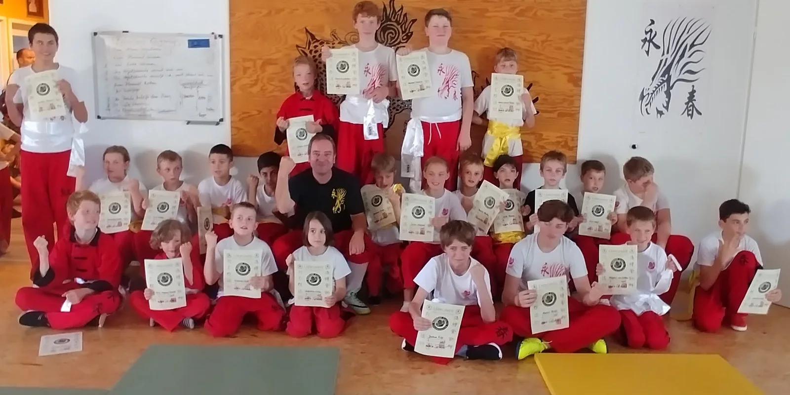 Große Redboat-Kindergruppe mit Urkunden