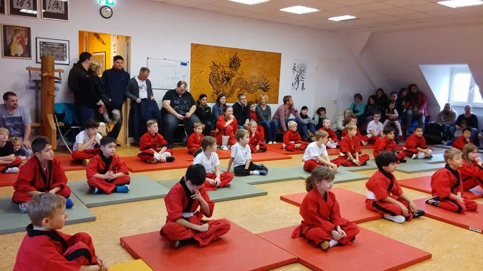 Kinder sitzen aufmerksam im Redboat-Trainingsraum, während die Stunde erklärt wird