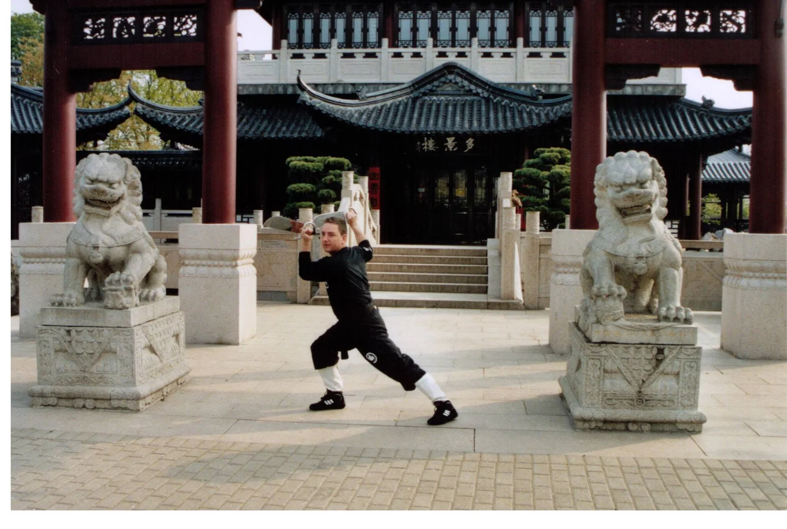 Jörg Weidner übt vor einem chinesischen Tempel