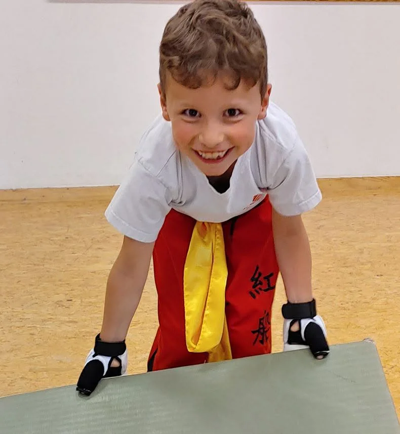 Ein Kind bewältigt konzentriert eine Bewegungsaufgabe