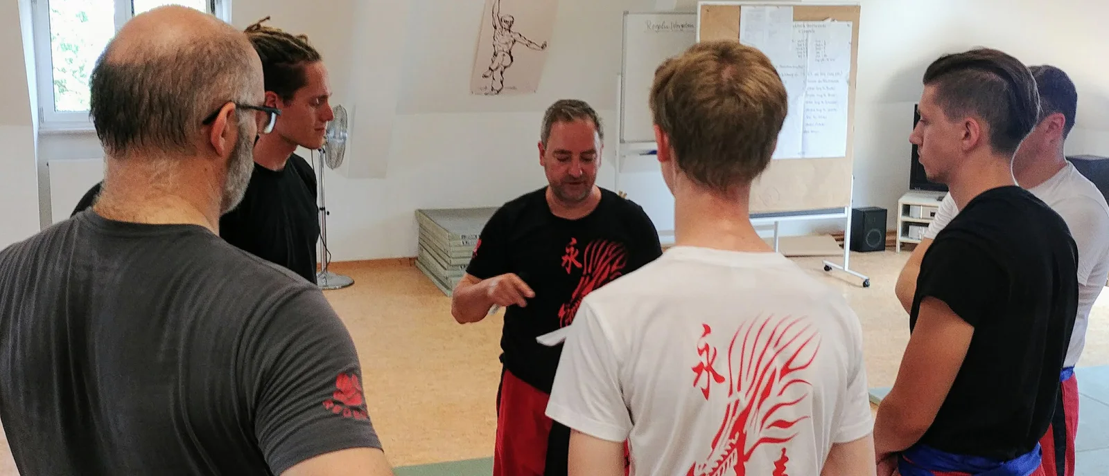 Jörg erklärt einer Erwachsenengruppe eine Übung